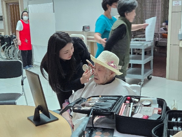 [2025 전공 실무로 전하는 따뜻한 봉사_한 장의 사진에 담은 인생의 미소_장수사진 헤어메이크업 봉사활동] 대표이미지