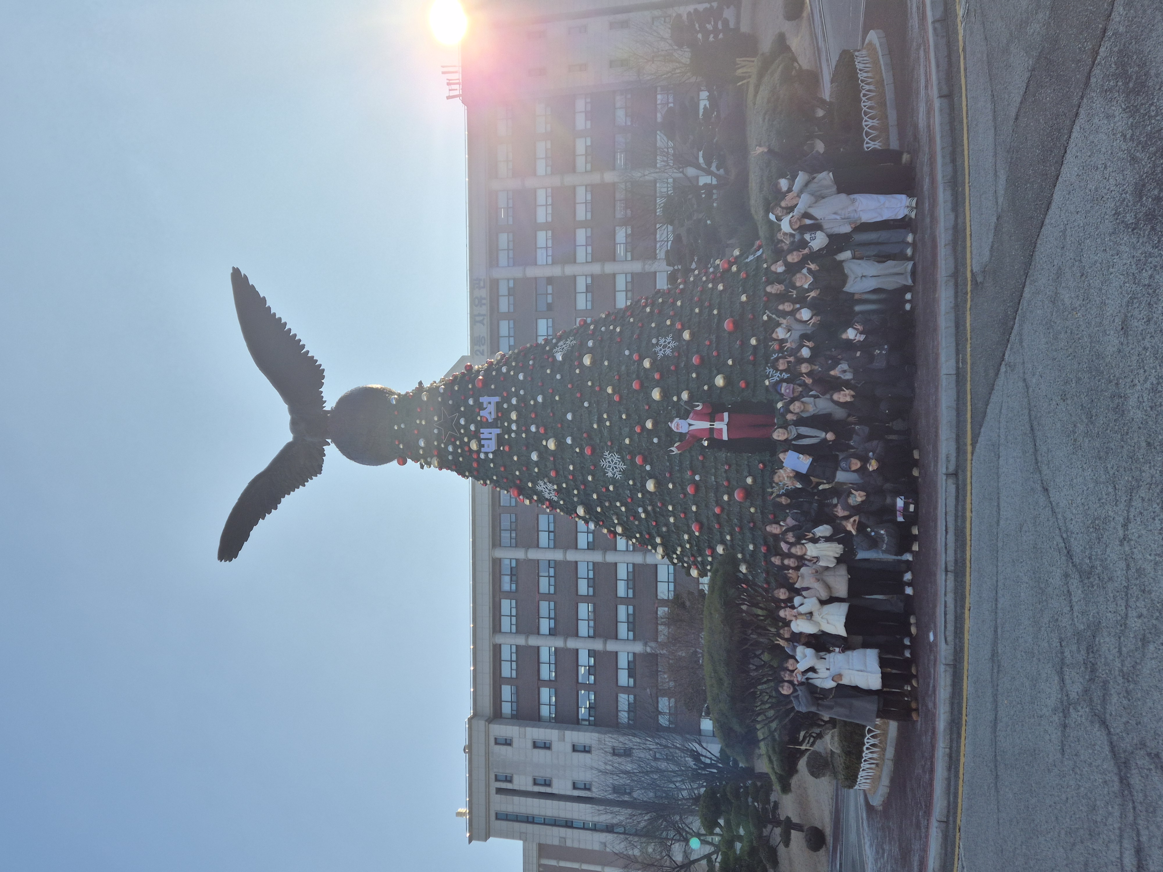 교내 성탄 트리 앞에서 재학생들과 함께 1번째 첨부파일 이미지