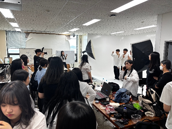 [시각디자인] 2025 도록용 졸업사진  대표이미지