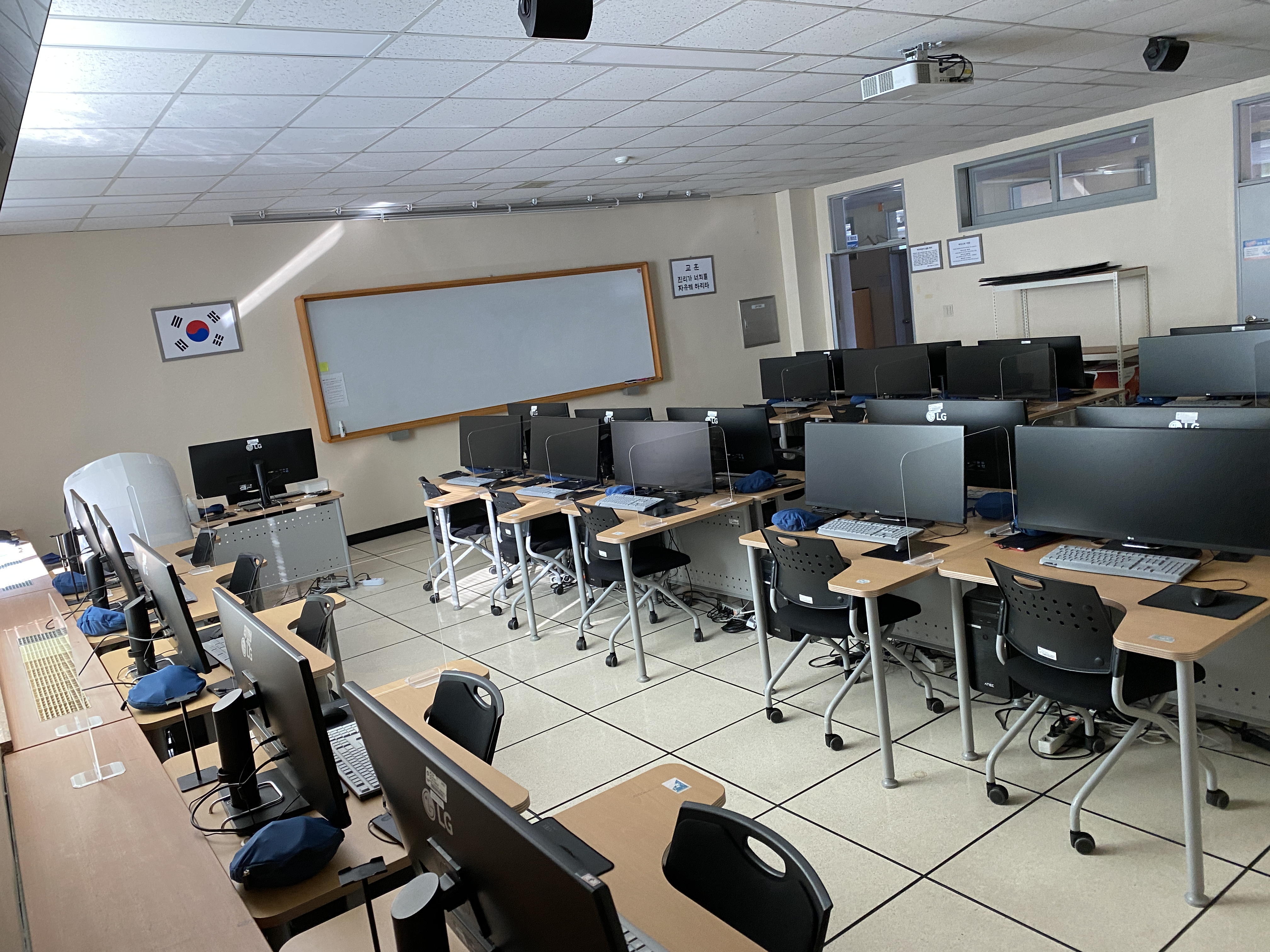2023학년도 웹툰애니메이션학부 805호 실습실 및 기자재 현황 1번째 첨부파일 이미지